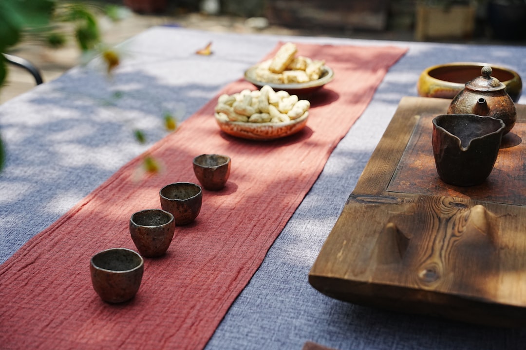 A table topped with bowls of food on top of a table
